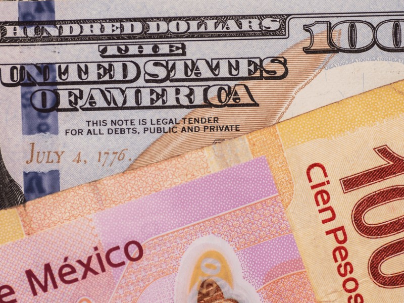 Peso mexicano cae frente al dólar este 17 de febrero