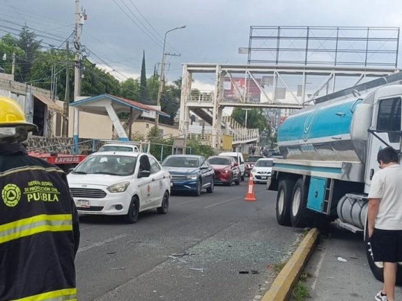 Pipa de agua terminó impactada en paradero del RUTA