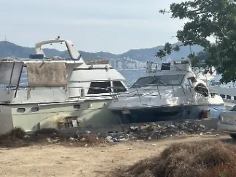 Playa Honda en Acapulco sin turismo por cementerio de embarcaciones