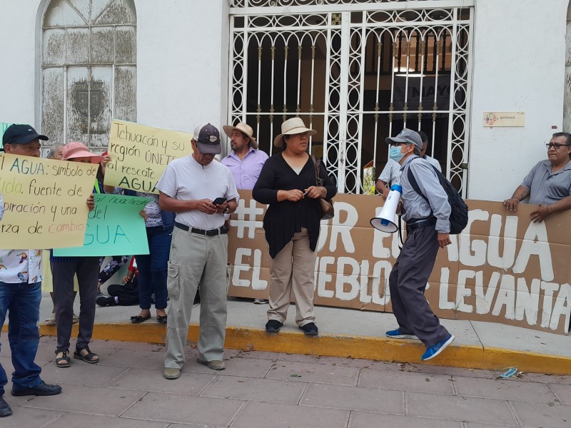 Pobladores bloquean acceso a edificio municipal, piden atender pozos clandestinos