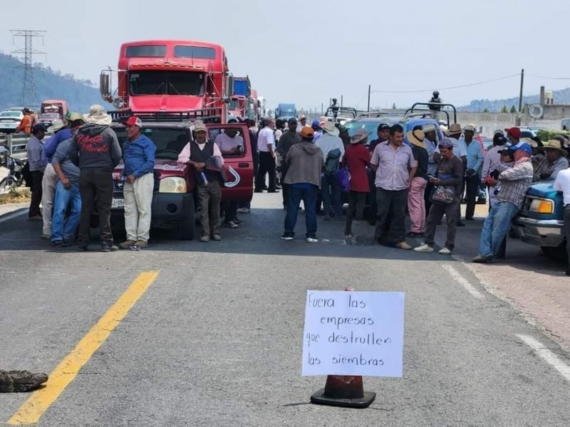 Pobladores de Ocotepec cierran la Virreyes-Teziutlán y federal 129