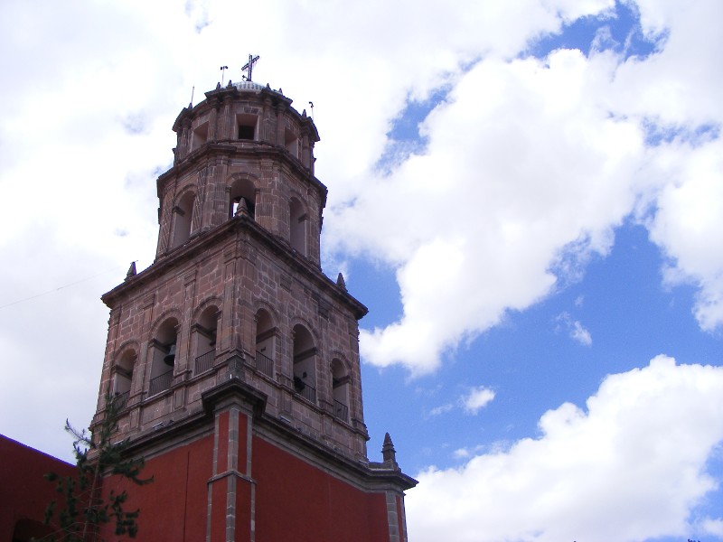 Previo a marchas del 8M, cubren Templo de San Francisco