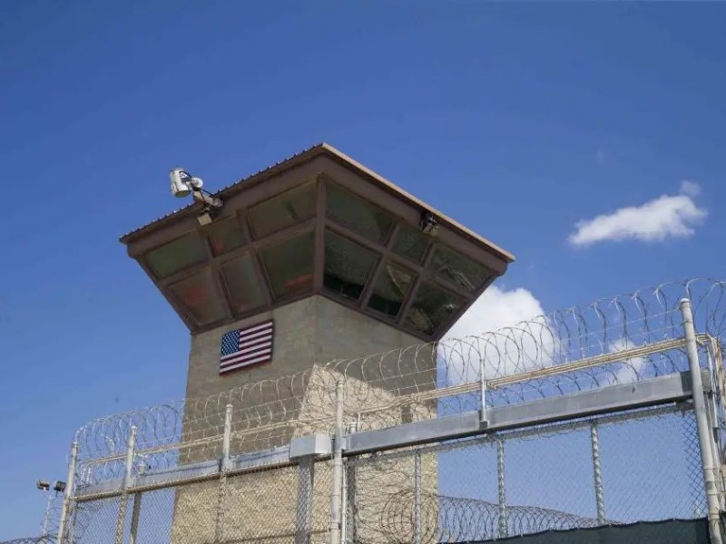 Primer vuelo con migrantes detenidos sale a Guantánamo