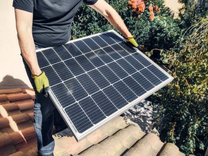Promete donar 100 mil paneles solares para vivienda