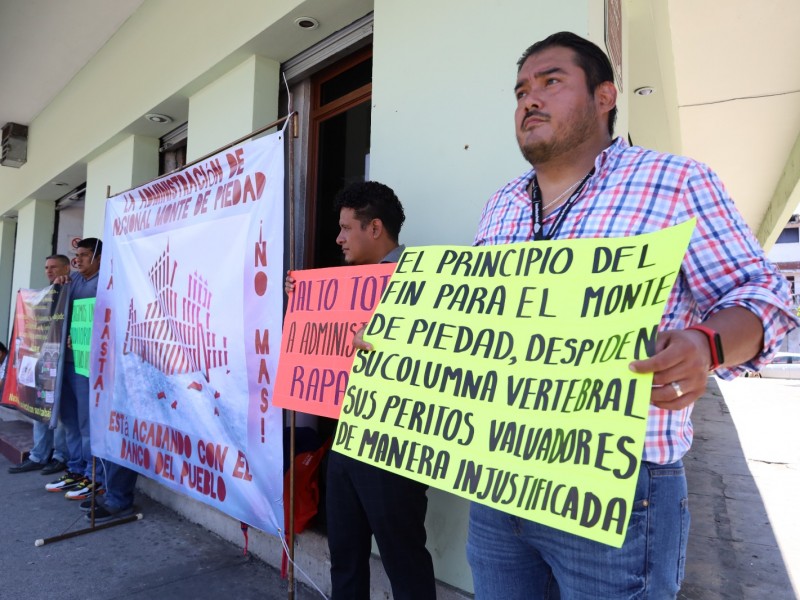 Protesta en Monte de Piedad por despido de valuadores