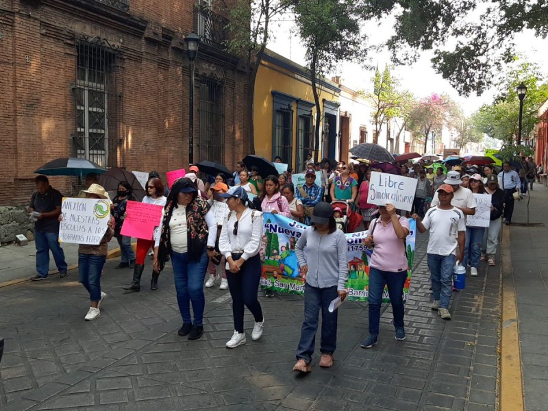 Protesta SITEM; exigen al IEEPO claves escolares y becas