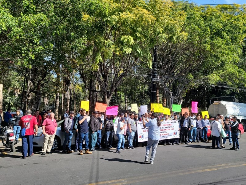 Protestan camioneros de MiMacro Calzada y ruta López Mateos