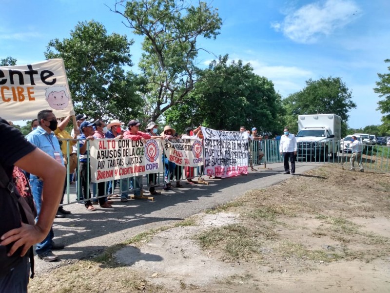Protestan durante visita de AMLO a Tapanatepec