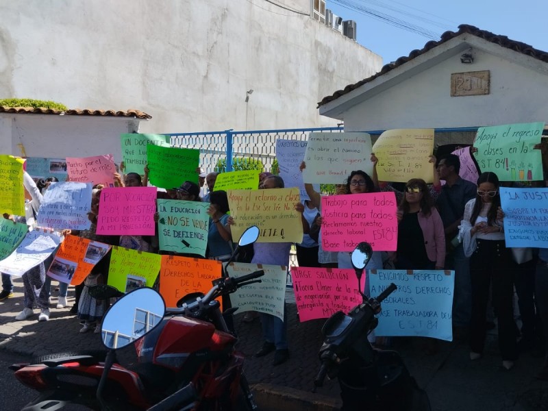 Protestan maestros de la Técnica 84 frente a la DDHPO