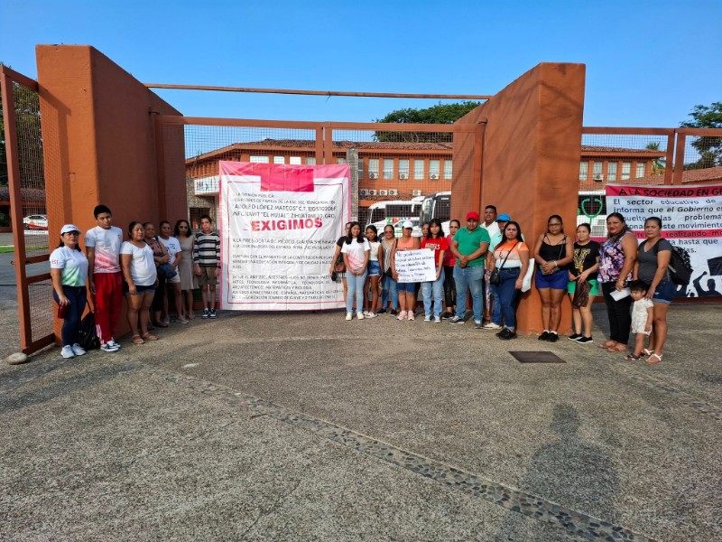 Protestan padres de secundaria técnica en Ayuntamiento de Zihuatanejo