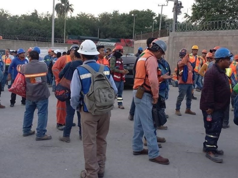 Protestan trabajadores del proyecto Manzanillo 3 por incumplimiento de salarios