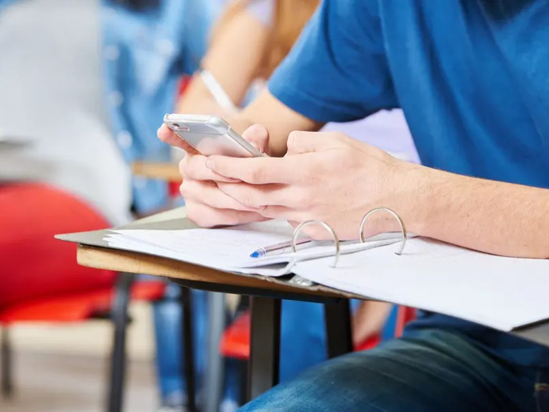 Querétaro prohíbe el uso de celulares en escuelas