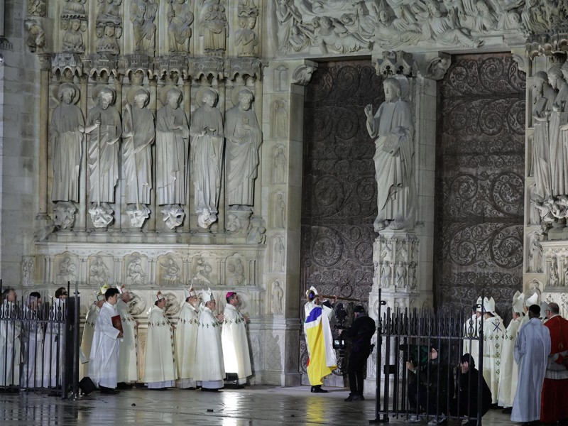 Reabre oficialmente la catedral de Notre Dame.