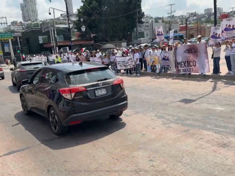 Realizan cadena humana en los arcos contra reformas al PJF