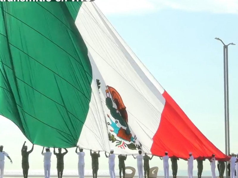 Realizan izado de bandera monumental en Veracruz