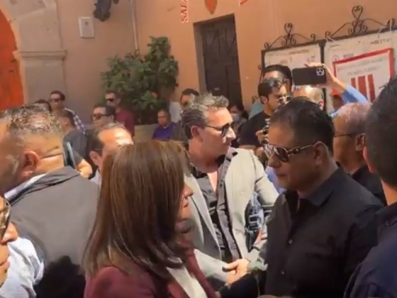 Reaparece en Celaya el candidato Adrián Guerrero custodiado por GN