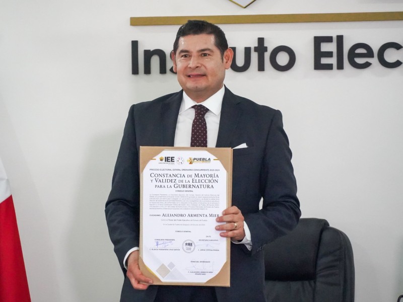Recibe Alejandro Armenta constancia de gobernador electo de Puebla