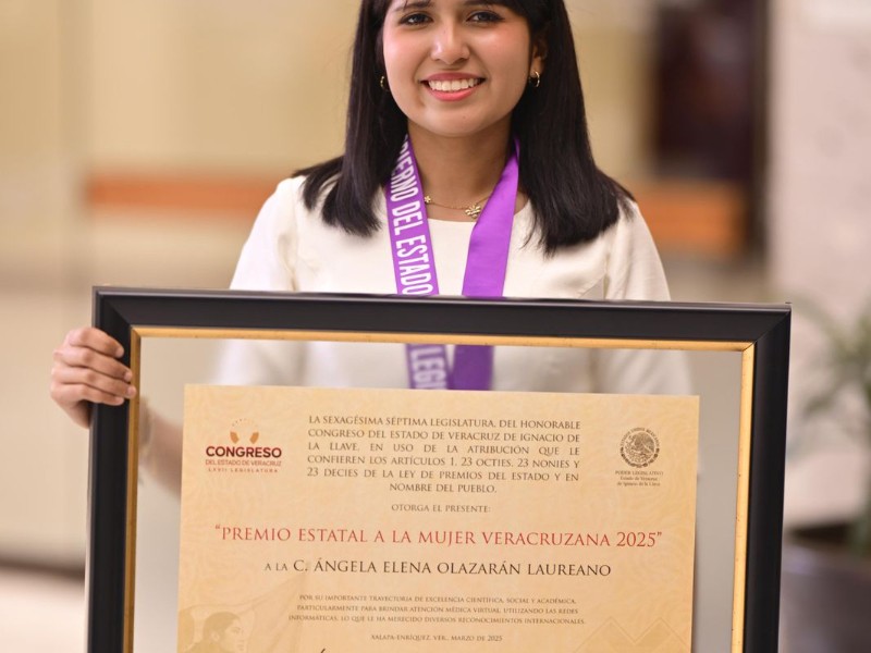 Recibe Angela Elena Olazarán el Premio Estatal de la Mujer