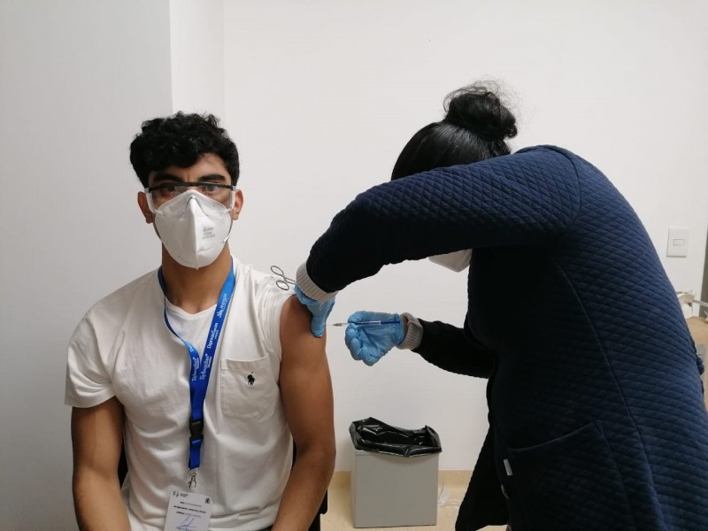 Reciben 1,600 trabajadores primera dosis de vacuna contra COVID-19