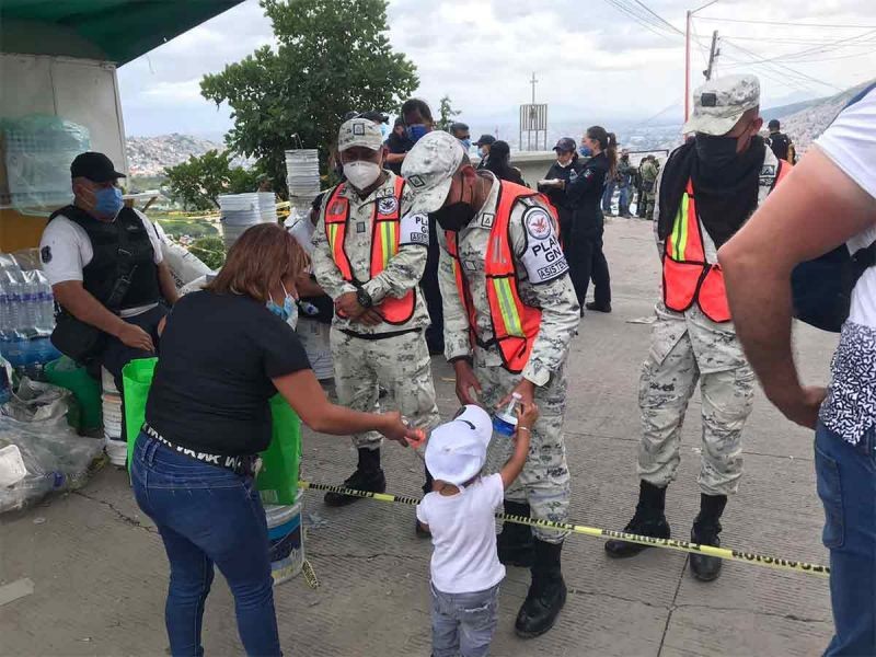 Reciben rescatistas del Chiquihuite apoyo vecinal