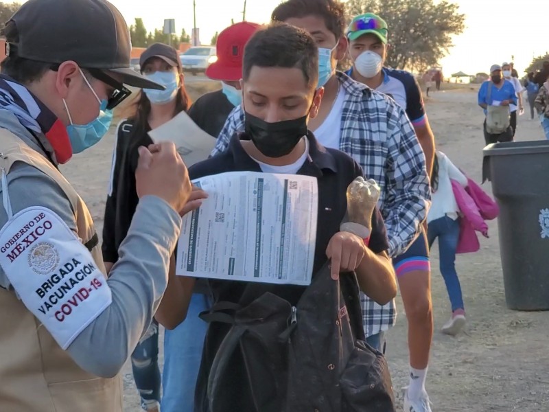 Reciben vacuna jóvenes de San Miguel y Dolores Hidalgo