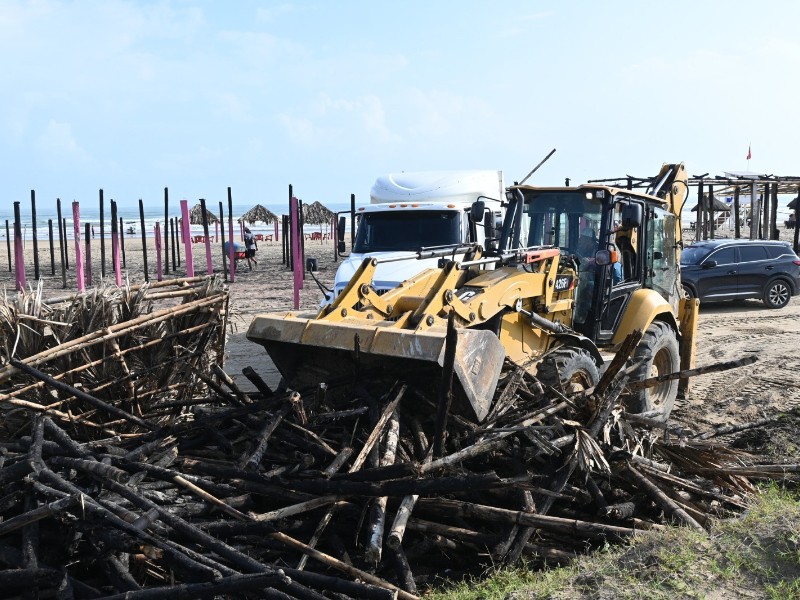 Reconstruirán palapas de Playa Barra Norte tras incendio