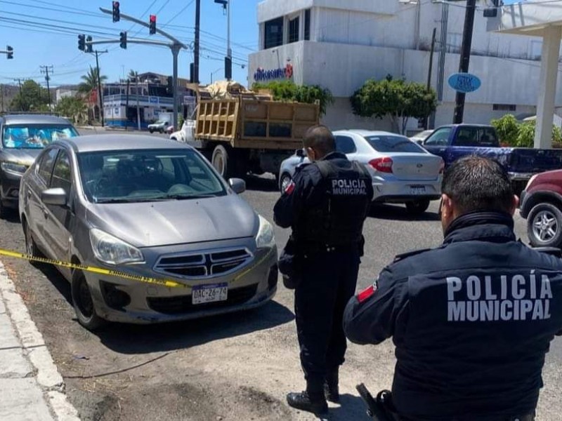 Recuperan vehículo con reporte de robo en colonia Las Garzas