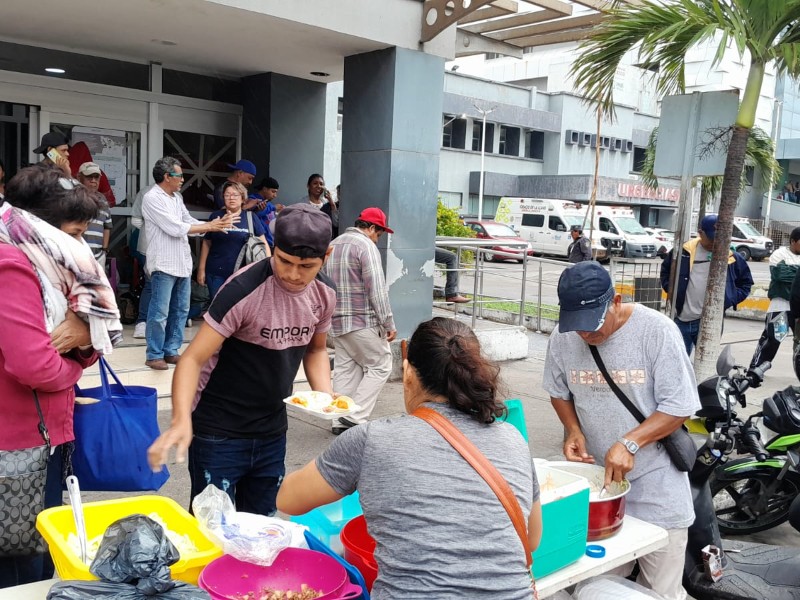 Regalan comidas a familiares de pacientes del Hospital Infantil