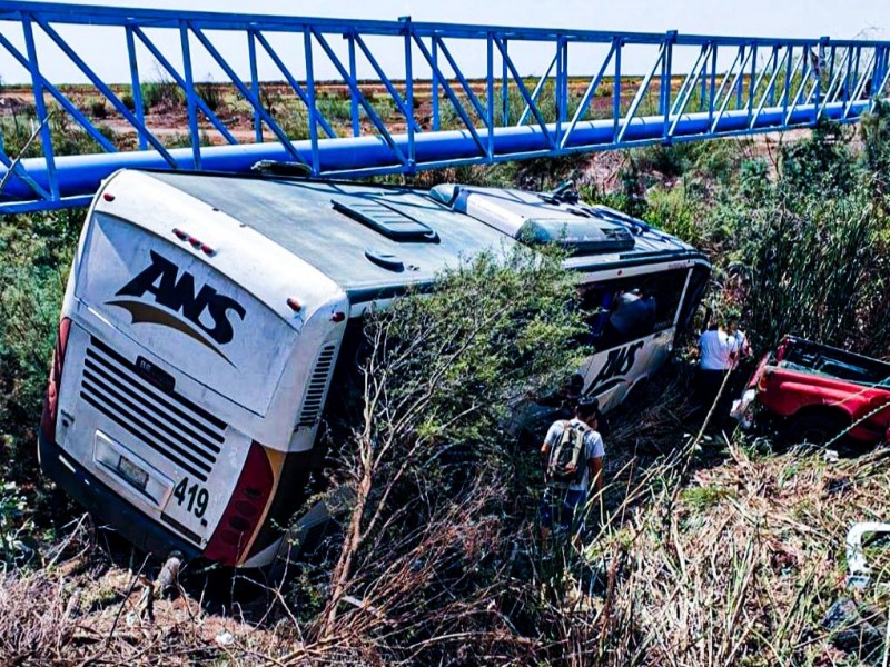 Registran camionazo en el Valle del Carrizo; hay dos fallecidos