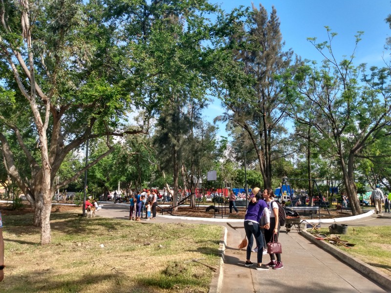 Rehabilitan parque 53 de 100 en Guadalajara
