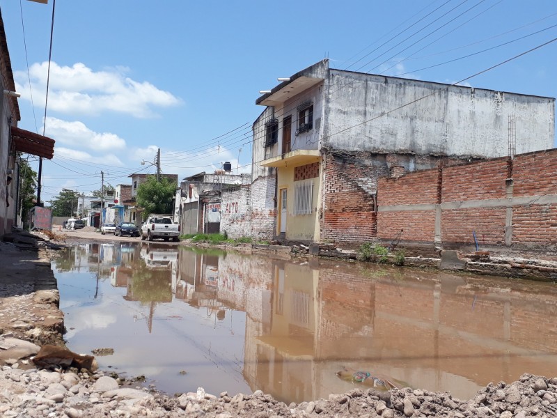 Reportan habitantes de Tuxpan encharcamiento en calle Centenario