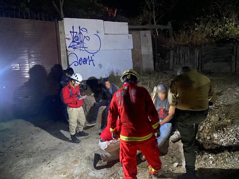 Rescatan a dos hombres extraviados en la Barranca de Huentitán.