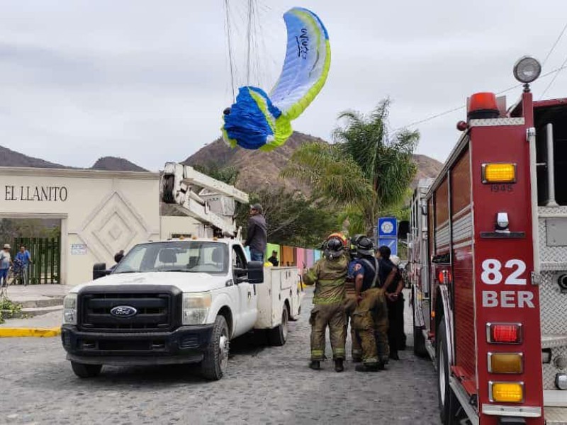 Rescatan a paracaidista que quedó colgado en cables en Jala