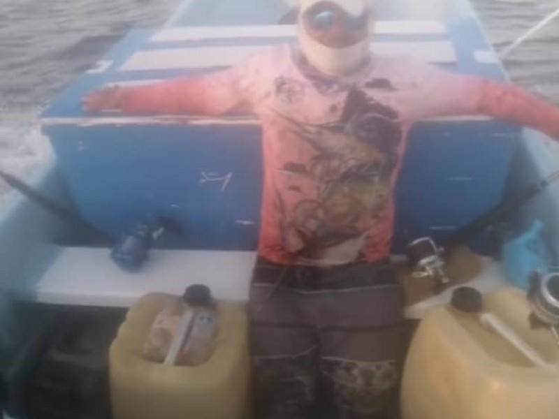 Rescatan en altamar a pescadores de Zihuatanejo a la deriva