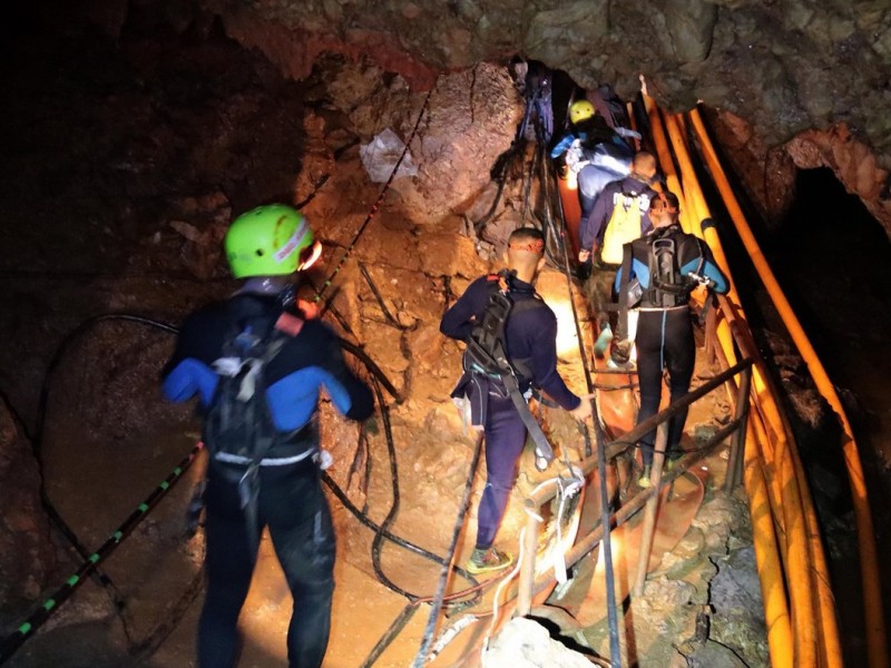 Rescatan a niños atrapados en cueva de Tailandia