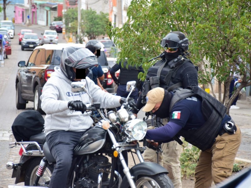 Revisa Policía de la capital a motos y vehículos