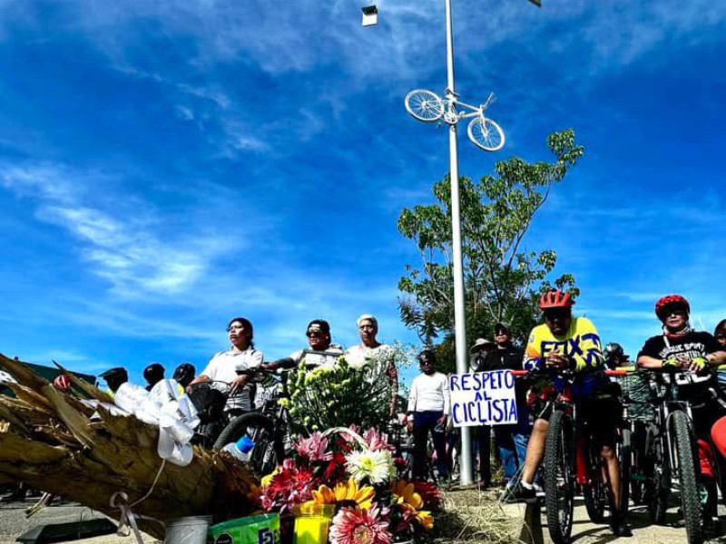 Rinden homenaje al ciclista Manuel Alejandro; claman justicia