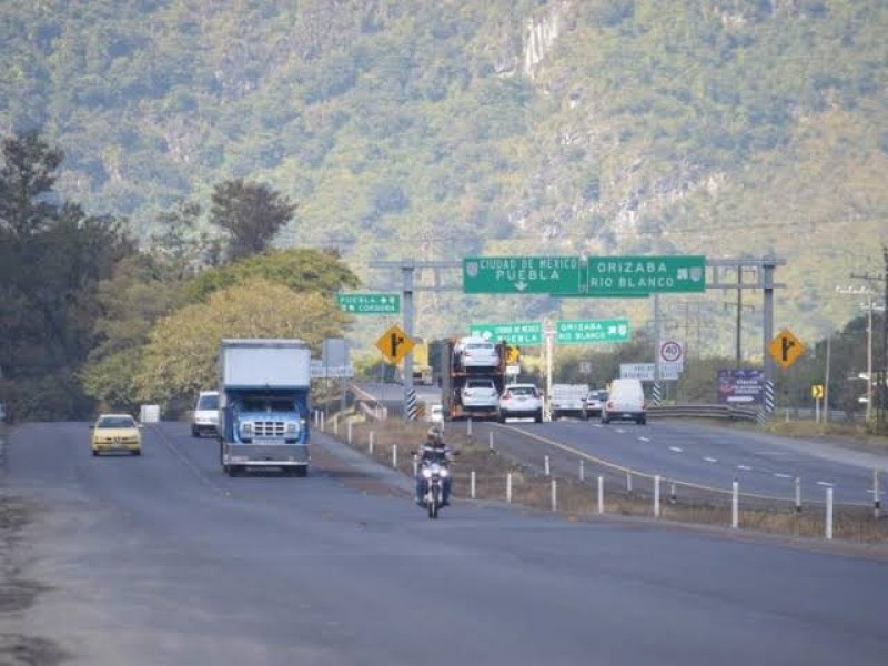 Roban tráiler con autos de lujo