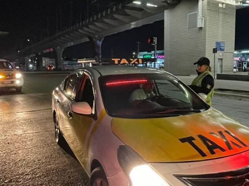 Sancionan un millar de vehículos en operativo de Central Camionera