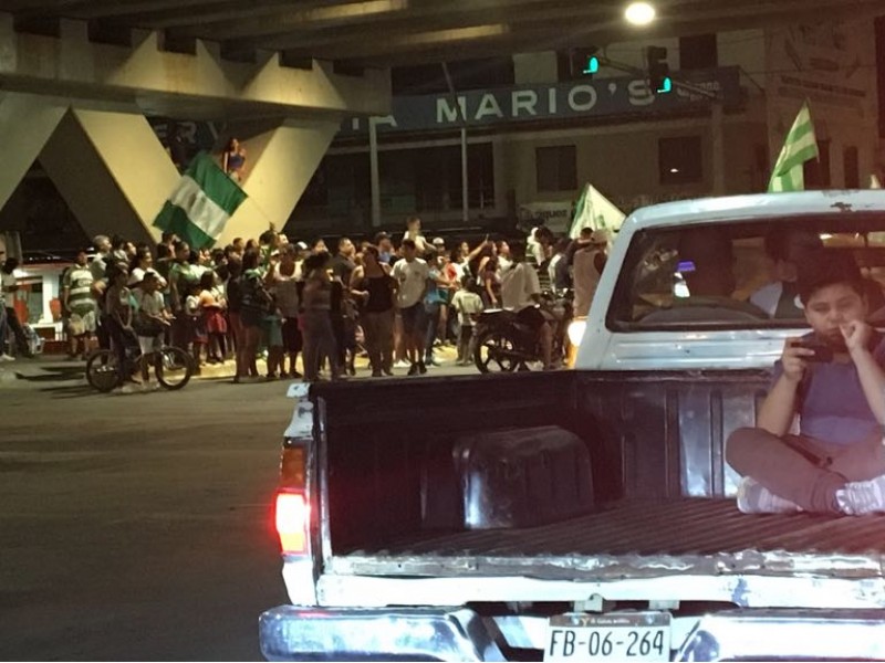 Santistas salen a las calles de Torreón