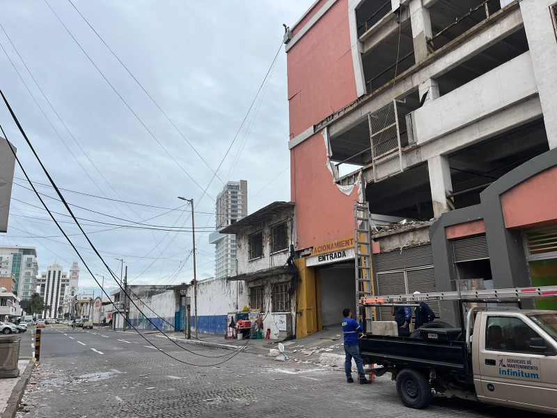 Se desprende fachada de Plaza Gastronómica; Reporta PC saldo blanco