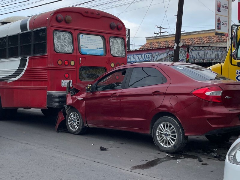 Se impactan autobús de personal y auto particular en Mazatlán