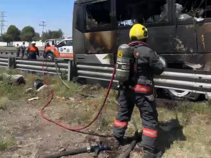 Se incendia autobús de pasajeros en la Mex-Pue