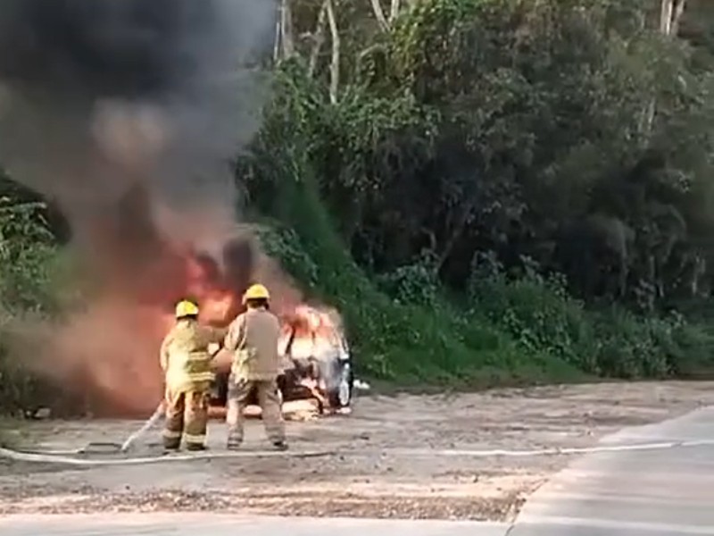 Se incendia automóvil en carretera Coatepec-Xico