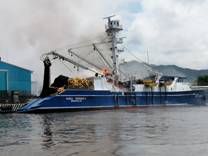 Se incendia barco atunero en Manzanillo