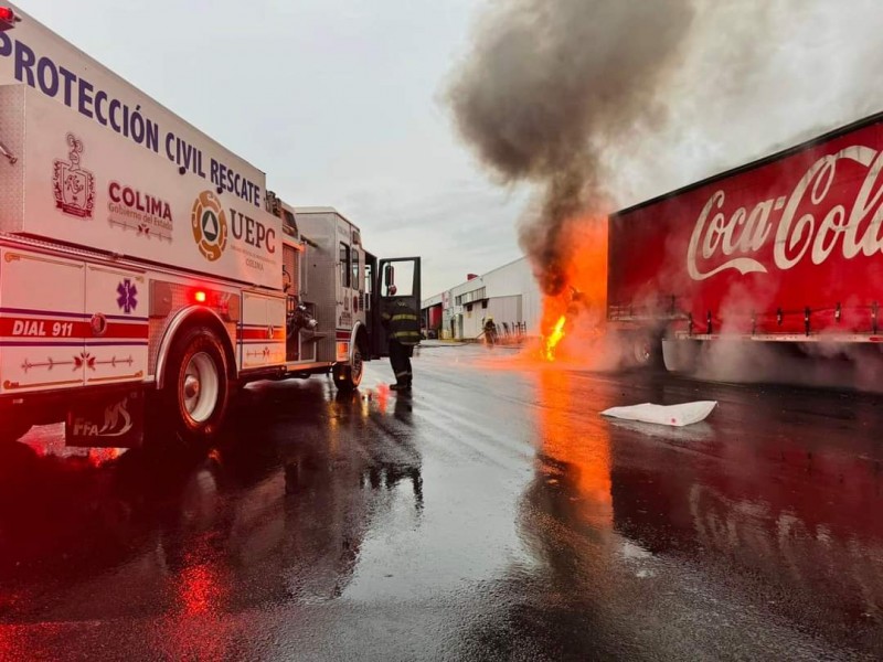 Se incendia camión de Coca Cola en empresa de Colima