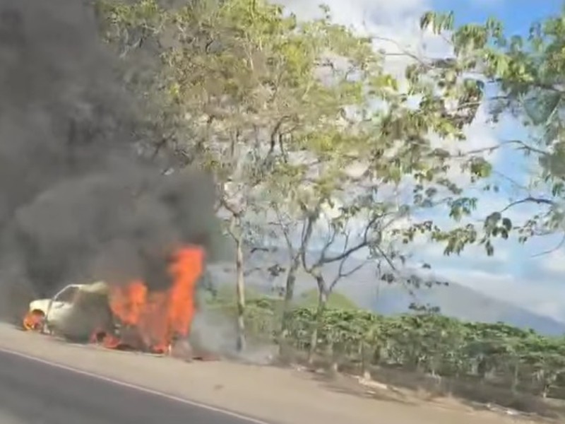 Se incendia camioneta en la autopista Colima-Manzanillo