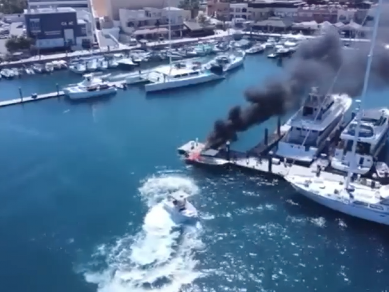 Se incendia embarcación en la marina de Cabo San Lucas