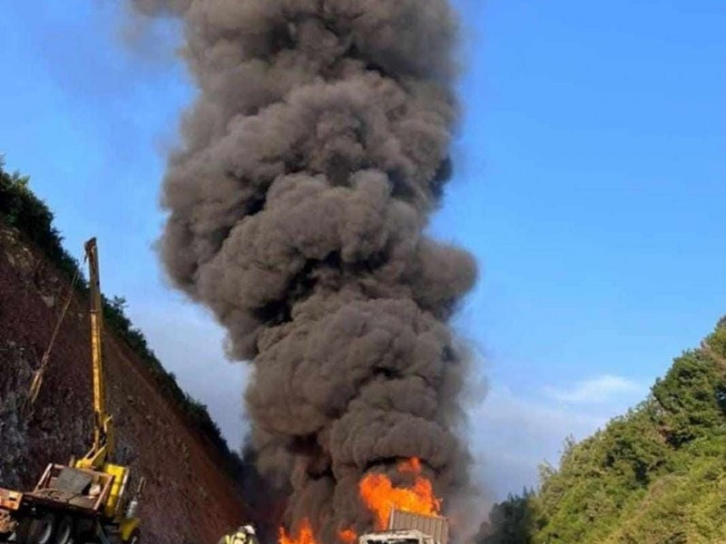 Se incendia tractocamión en autopista Siglo XXI en Michoacán