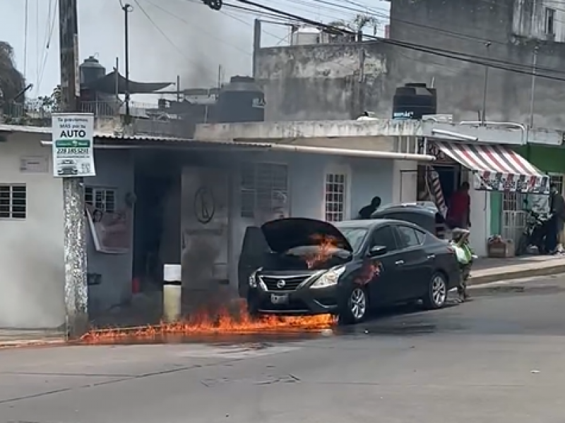 Se incendia vehículo en colonia de Xalapa